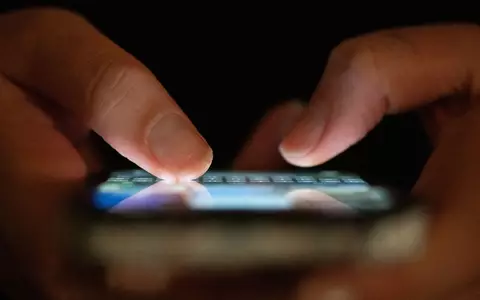 Eine Fanszene feiert Amokläufer und Attentäter im Netz. (Symbolbild) - Foto: Sebastian Kahnert/dpa