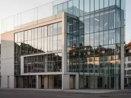 Moderne Büroarchitektur aus Glas und Beton in einem Schweizer Stadtgebiet bei Tageslicht. - Foto: über boerse-global.de