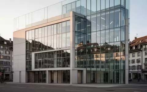 Moderne Büroarchitektur aus Glas und Beton in einem Schweizer Stadtgebiet bei Tageslicht. - Foto: über boerse-global.de