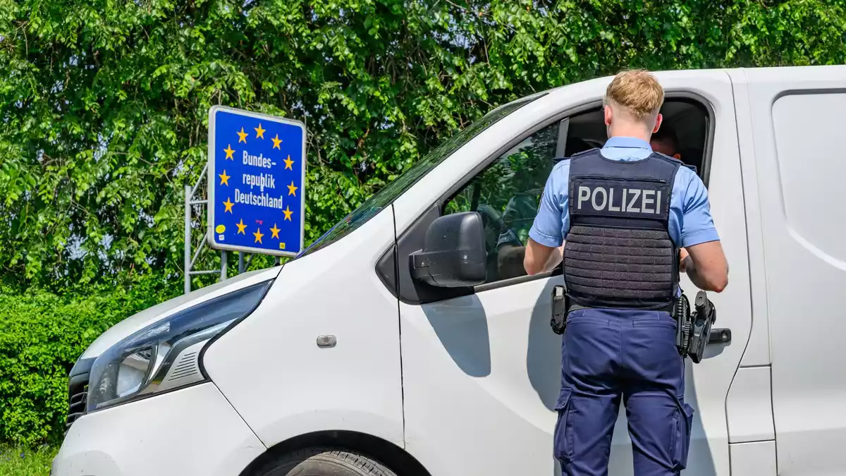 Wann die vorübergehend eingeführten deutschen Grenzkontrollen enden, ist noch nicht absehbar. Bundesinnenminister Alexander Dobrindt (CSU) hat sich erst kürzlich wieder um ein halbes Jahr verlängert. (Symbolbild) - Bild: Patrick Pleul/dpa