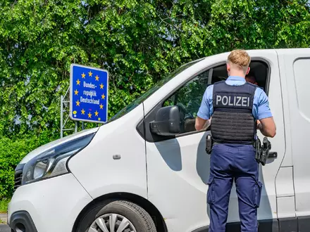 Wann die vorübergehend eingeführten deutschen Grenzkontrollen enden, ist noch nicht absehbar. Bundesinnenminister Alexander Dobrindt (CSU) hat sich erst kürzlich wieder um ein halbes Jahr verlängert. (Symbolbild) - Foto: Patrick Pleul/dpa