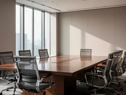 Ein minimalistisch gestalteter, leerer Konferenzraum mit hochwertigen Möbeln und natürlichem Lichteinfall. - Foto: über boerse-global.de