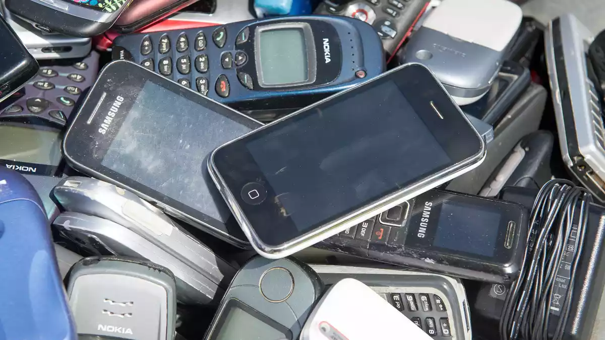 In ausrangierten Smartphones stecken noch wertvolle Rohstoffe. (Archivfoto) - Bild: Maurizio Gambarini/dpa