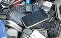 In ausrangierten Smartphones stecken noch wertvolle Rohstoffe. (Archivfoto) - Foto: Maurizio Gambarini/dpa