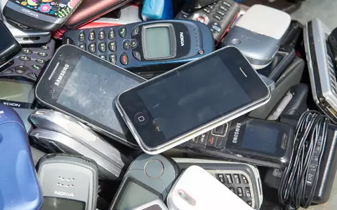In ausrangierten Smartphones stecken noch wertvolle Rohstoffe. (Archivfoto) - Foto: Maurizio Gambarini/dpa