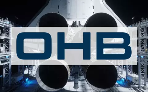Moderne Luft- und Raumfahrttechnologie in einer industriellen Fertigungsumgebung mit atmosphärischer Beleuchtung. - Foto: über boerse-global.de