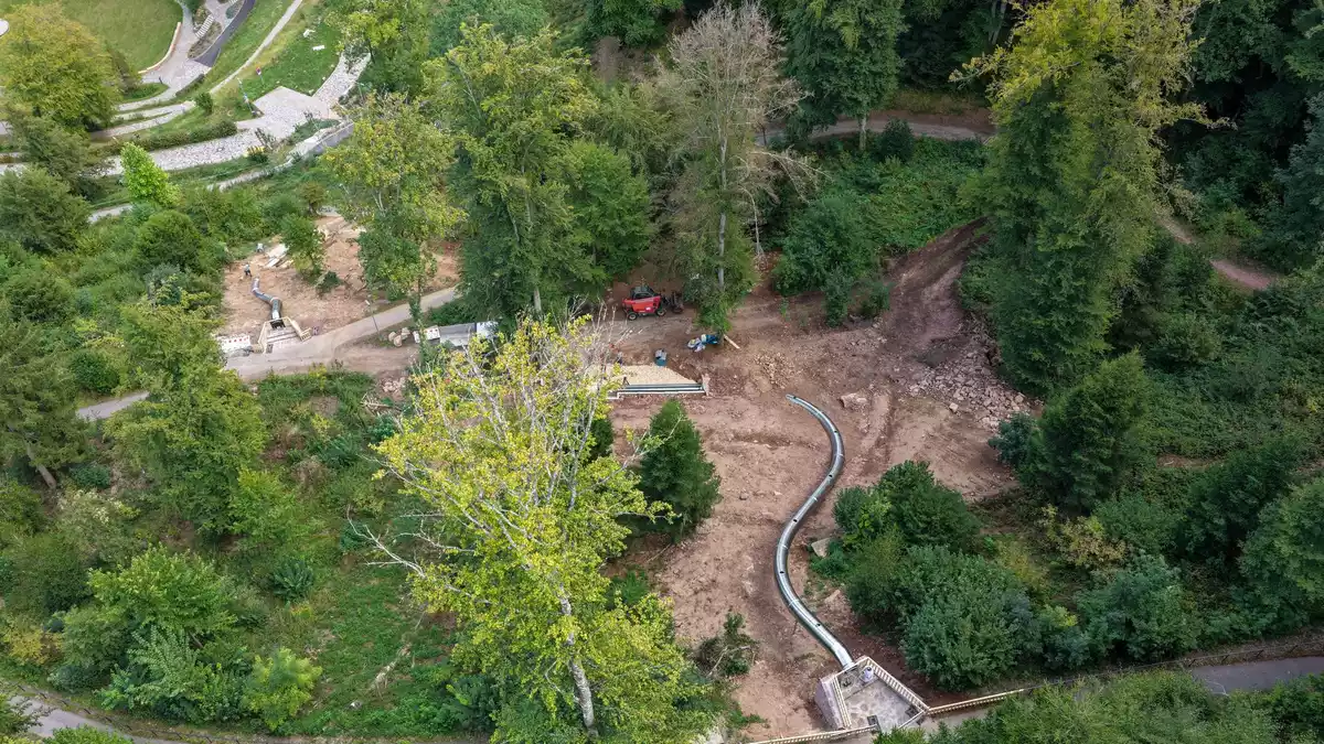 Zwei neue Rutschen im Stadtgarten Calw verbinden künftig den Park mit der Innenstadt. - Bild: Enrique Kaczor/dpa