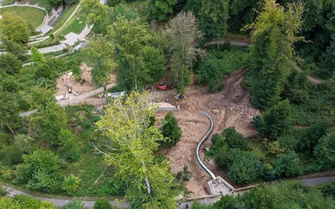 Zwei neue Rutschen im Stadtgarten Calw verbinden künftig den Park mit der Innenstadt. - Foto: Enrique Kaczor/dpa