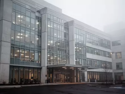 Die Fassade eines modernen Krankenhausgebäudes unter einem bedeckten Himmel. - Foto: über boerse-global.de