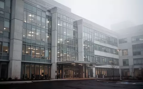 Die Fassade eines modernen Krankenhausgebäudes unter einem bedeckten Himmel. - Foto: über boerse-global.de