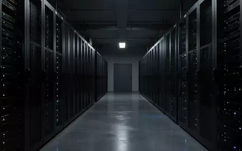 Dunkler, minimalistischer Serverraum mit unbeleuchteten Server-Racks in einem industriellen Gebäude. - Foto: über boerse-global.de
