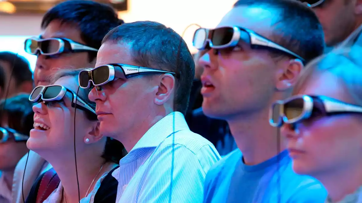Besucher der IFA 2010 tragen 3D-Brillen. - Bild: picture alliance / dpa