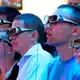 Besucher der IFA 2010 tragen 3D-Brillen. - Bild: picture alliance / dpa