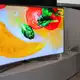 Besucher betrachten auf der IFA 2015 hochauflösende gebogene Flachbildschirme von Samsung. - Bild: Wolfgang Kumm/dpa