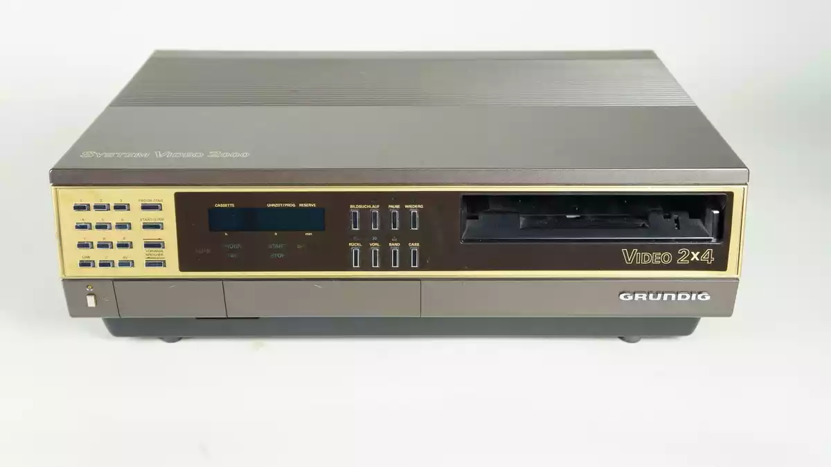 Technisch überlegen, ökonomisch chancenlos: Video 2000 konnte sich nicht durchsetzen. - Bild: Tina Kubot/Museumsstiftung Post und Telekommunikation/dpa