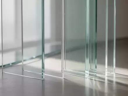 Transparente, geschichtete Glasplatten in einem minimalistischen Raum mit diffusem Licht und subtilen Schattenverläufen. - Foto: über boerse-global.de