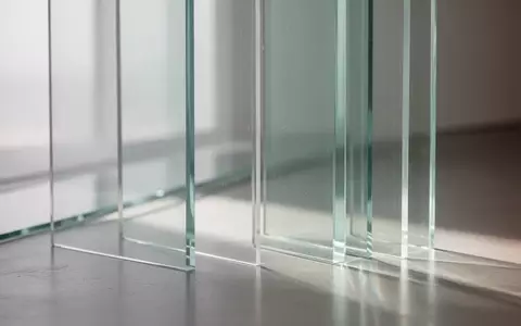 Transparente, geschichtete Glasplatten in einem minimalistischen Raum mit diffusem Licht und subtilen Schattenverläufen. - Foto: über boerse-global.de