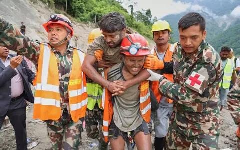 Ein geretteter Mann wird von Bergungskräften getragen.  - Foto: Uncredited/Nepal Army/AP/dpa