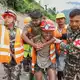 Ein geretteter Mann wird von Bergungskräften getragen.  - Bild: Uncredited/Nepal Army/AP/dpa