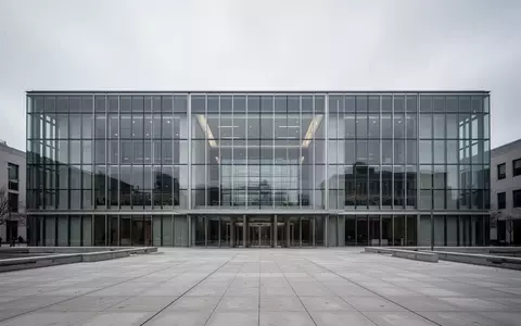 Ein modernes Gerichtsgebäude mit Glas- und Stahlfassade unter einem bewölkten Himmel. - Foto: über boerse-global.de