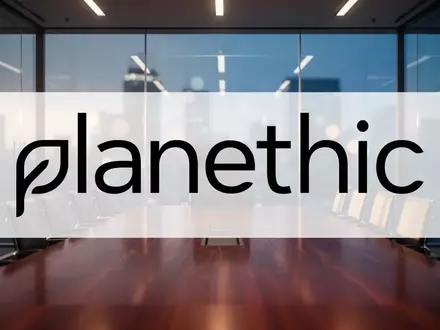 Ein einsamer Bürostuhl an einem Konferenztisch in einem modernen Bürogebäude bei gedimmtem Licht. - Foto: über boerse-global.de