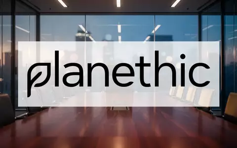 Ein einsamer Bürostuhl an einem Konferenztisch in einem modernen Bürogebäude bei gedimmtem Licht. - Foto: über boerse-global.de