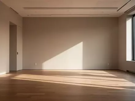 Ein heller, minimalistischer Fitnessraum mit Holzboden und natürlichem Lichteinfall ohne Geräte oder Personen. - Foto: über boerse-global.de