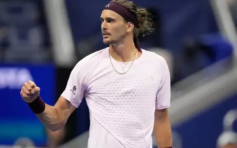 Alexander Zverev bejubelt das Weiterkommen. - Foto: Frank Franklin II/AP/dpa