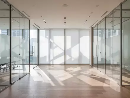 Ein minimalistisches, helles Bürointerieur in Singapur mit großen Fensterfronten und klaren Linien. - Foto: über boerse-global.de