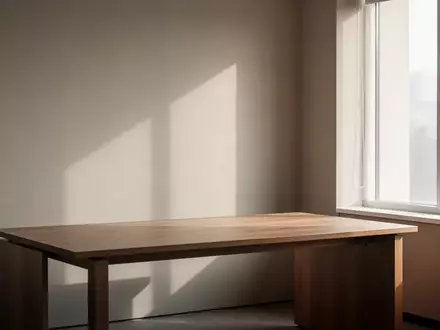 Ein minimalistischer, ruhiger und heller Arbeitsplatz mit einem leeren Schreibtisch in einem modern gestalteten Raum. - Foto: über boerse-global.de