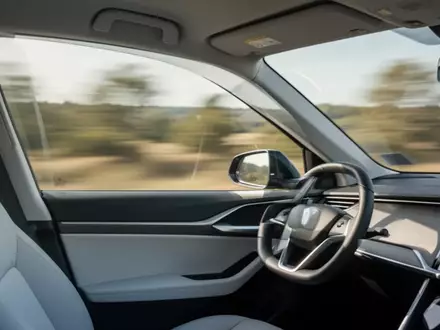Blick aus dem Fenster eines fahrenden Autos auf eine verschwommene Landschaft bei Tageslicht - Foto: über boerse-global.de