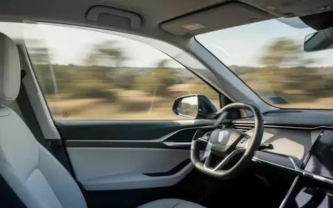 Blick aus dem Fenster eines fahrenden Autos auf eine verschwommene Landschaft bei Tageslicht - Foto: über boerse-global.de