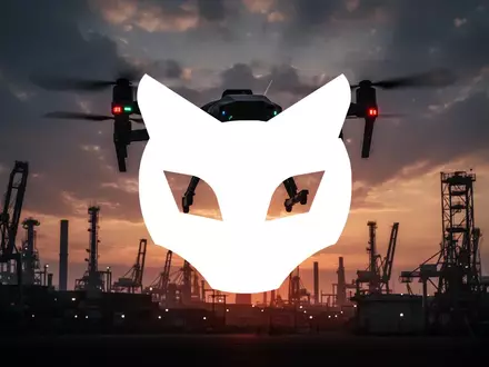 Silhouette einer Militärdrohne vor einem dramatischen Sonnenuntergang über einer Industrielandschaft. - Foto: über boerse-global.de