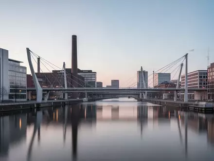 Dortmunder Stadtlandschaft mit industrieller Architektur und Infrastruktur bei Dämmerung. - Foto: über boerse-global.de