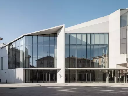 Modernes Verwaltungsgebäude mit Glasfassade und klaren architektonischen Linien bei Tageslicht. - Foto: über boerse-global.de
