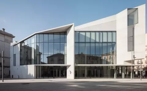 Modernes Verwaltungsgebäude mit Glasfassade und klaren architektonischen Linien bei Tageslicht. - Foto: über boerse-global.de