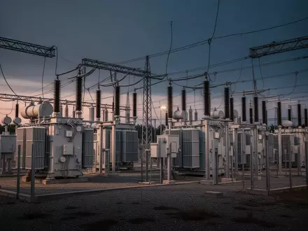 Eine moderne Umspannstation für die Stromversorgung in der Dämmerung als Symbol für kritische Infrastruktur. - Foto: über boerse-global.de