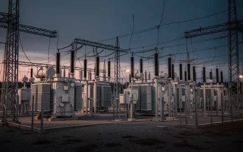Eine moderne Umspannstation für die Stromversorgung in der Dämmerung als Symbol für kritische Infrastruktur. - Foto: über boerse-global.de
