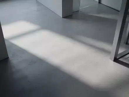 Minimalistische Innenarchitektur mit weichem Licht und Schattenwurf auf einem Betonboden, symbolisch für Systemprozesse. - Foto: über boerse-global.de