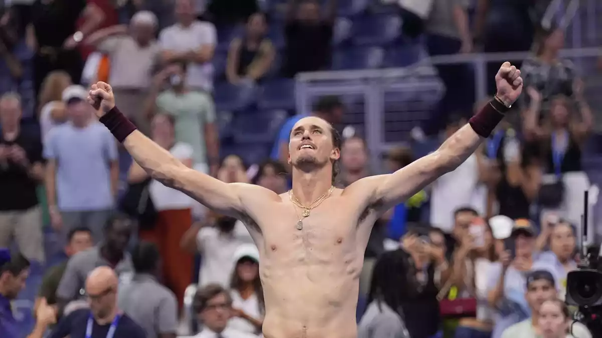 Alexander Zverev feiert seinen zweiten Fünfsatz-Sieg bei den US Open. - Bild: Frank Franklin II/AP/dpa