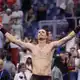 Alexander Zverev feiert seinen zweiten Fünfsatz-Sieg bei den US Open. - Bild: Frank Franklin II/AP/dpa