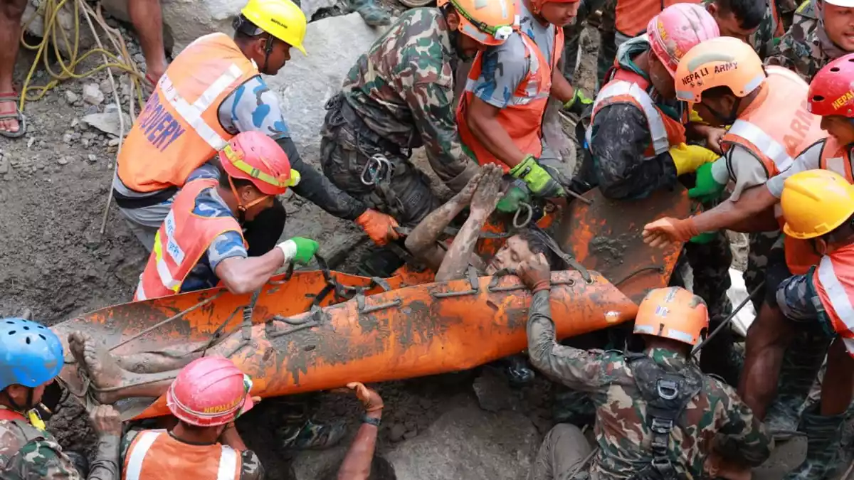Soldaten ziehen einen Mann lebend aus einem Tunnel eines Wasserkraftwerks. - Bild: Uncredited/Nepal Army/AP/dpa