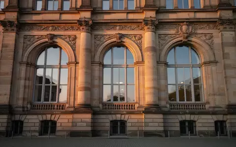Fassade eines historischen Regierungsgebäudes in Hessen bei goldenem Licht. - Foto: über boerse-global.de