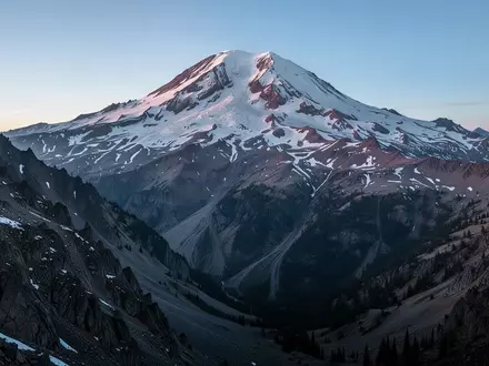 Die schneebedeckten und felsigen Hänge des Mount Shasta unter einem klaren Morgenhimmel. - Foto: über boerse-global.de