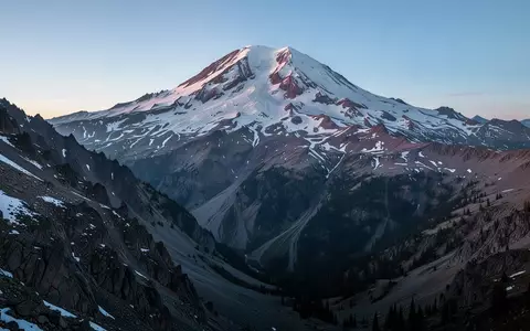 Die schneebedeckten und felsigen Hänge des Mount Shasta unter einem klaren Morgenhimmel. - Foto: über boerse-global.de