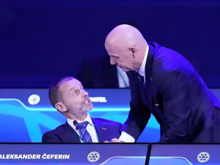 UEFA-Boss Aleksander Ceferin (l) und FIFA-Boss Gianni Infantino sind die Rivalen im Machtkampf der Fußball-Funktionäre. (Archivbild)  - Foto: Fernando Calistro/AP/dpa
