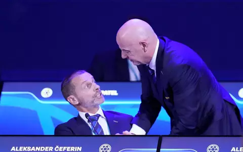 UEFA-Boss Aleksander Ceferin (l) und FIFA-Boss Gianni Infantino sind die Rivalen im Machtkampf der Fußball-Funktionäre. (Archivbild)  - Foto: Fernando Calistro/AP/dpa
