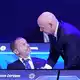 UEFA-Boss Aleksander Ceferin (l) und FIFA-Boss Gianni Infantino sind die Rivalen im Machtkampf der Fußball-Funktionäre. (Archivbild)  - Bild: Fernando Calistro/AP/dpa