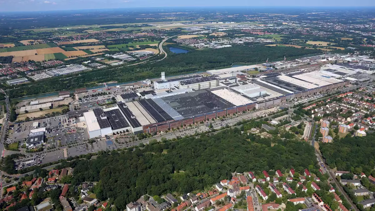 Zukunft ungewiss: das VW-Werk in Hannover. (Archivbild) - Bild: Stefan Rampfel/dpa