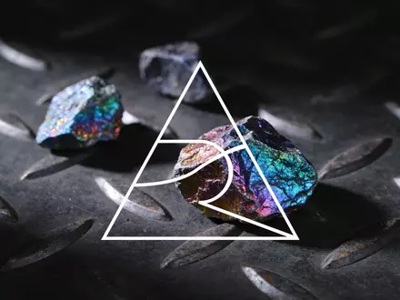 Irisierende Seltenerdmineralien auf einem dunklen, industriellen Hintergrund als Symbol für Rohstoffinvestitionen. - Foto: über boerse-global.de